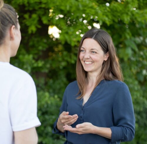 Foto_Gespräch Gespräche auf Augenhöhe, mit Empathie und Mitgefühl